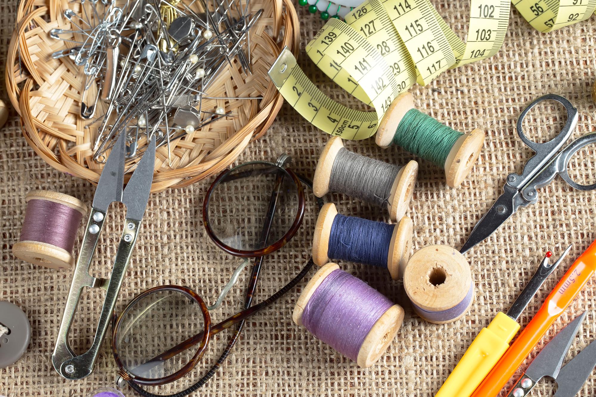 Atelier workspace mit Nähmaschine und Garnrollen